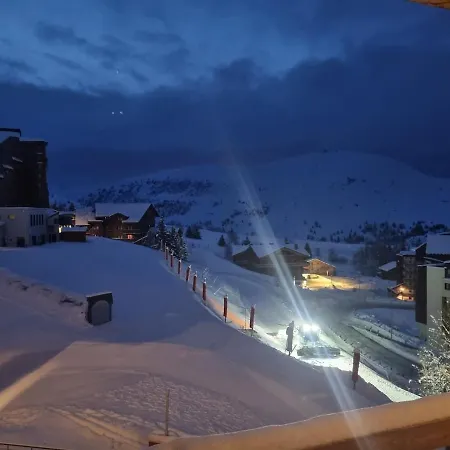 70 M2 - 3 - 6 People - Ski-in Ski-out Apartment Alpe d'Huez